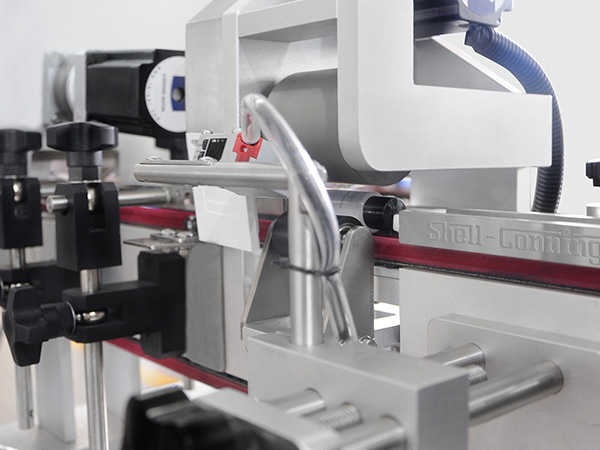 S610臥式圓瓶智（zhì）能貼標機