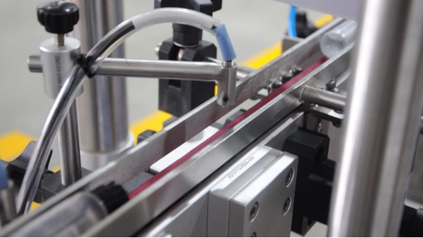 如何調整自動貼標機貼標的精度差？