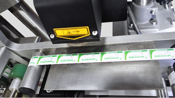 全（quán）自動（dòng）圓（yuán）瓶定位貼標機怎麽使（shǐ）用（yòng）.