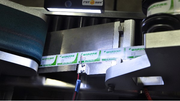 立（lì）式圓瓶貼標機的工作原理.