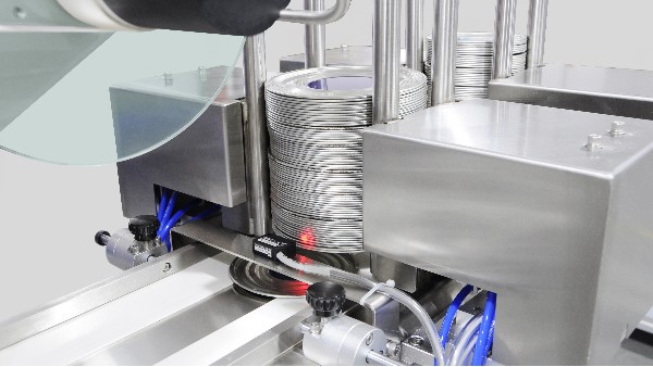 圓瓶貼標機標帶偏（piān）差怎麽辦