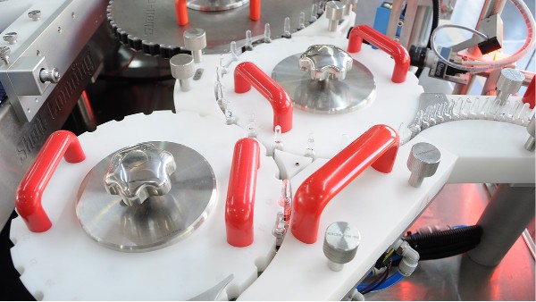 如何解決細小圓瓶高（gāo）速高精（jīng）度自動貼（tiē）標的（de）問題