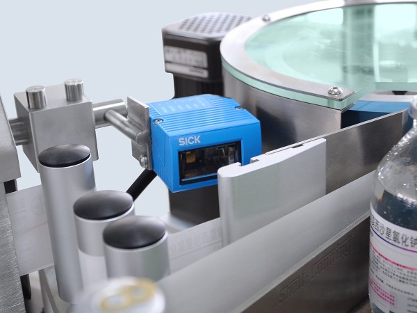 S310立式圓瓶智能貼標機 S310立式圓瓶智能(néng)貼標機