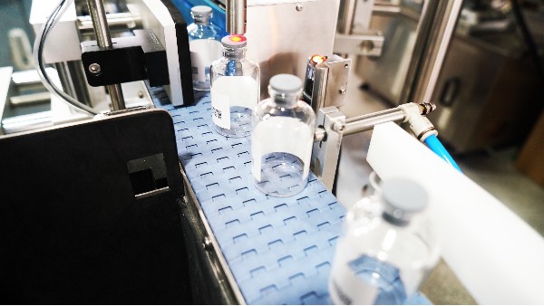 圓瓶貼標機標帶走偏，該怎麽辦？